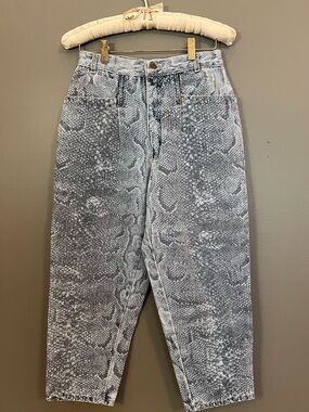 Experience vintage Boyfriend Jeans with Gray Snake Print
